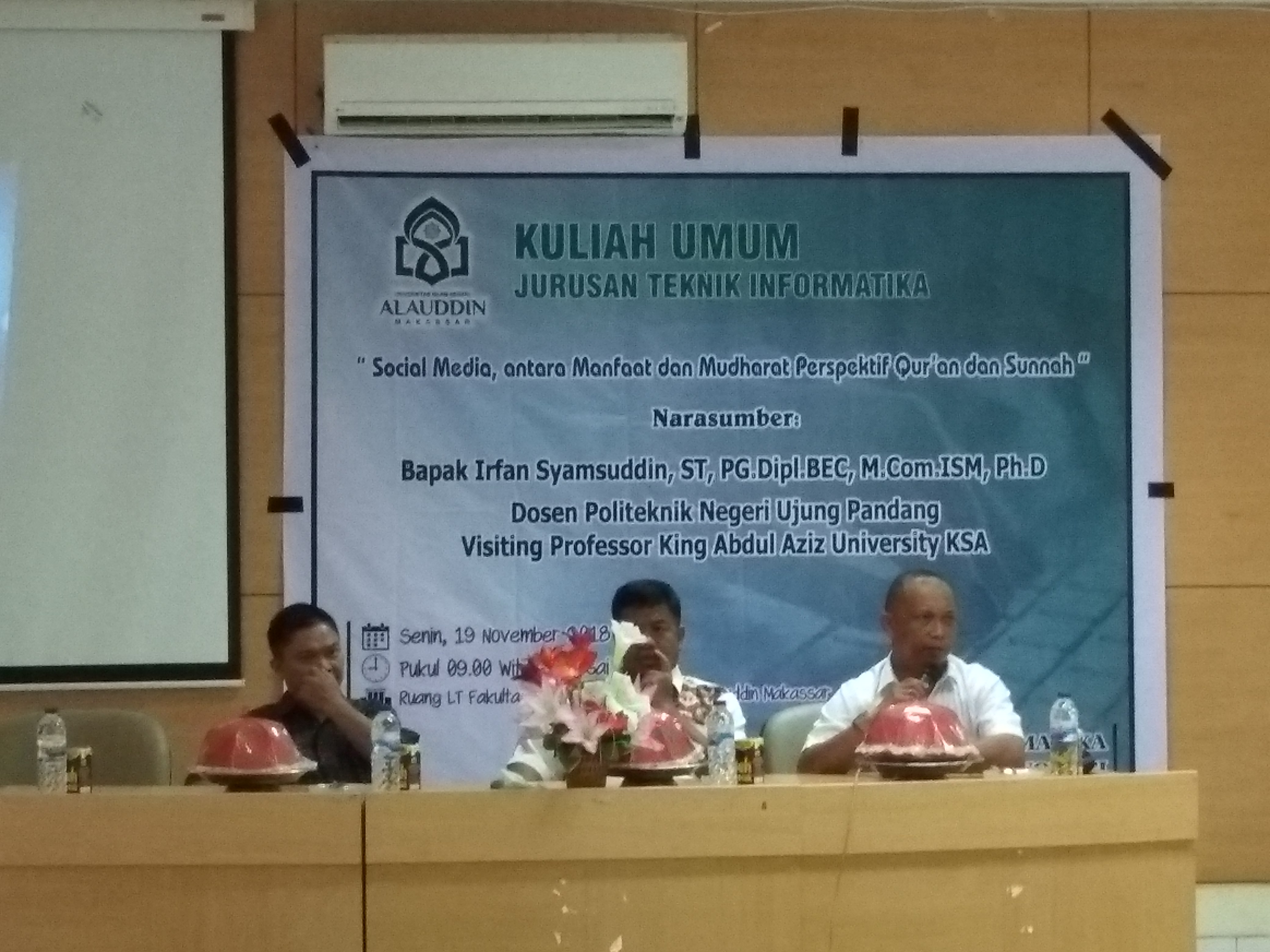 Gambar Kuliah Umum TI, Bahas Manfaat dan Mudharat Sosial Media